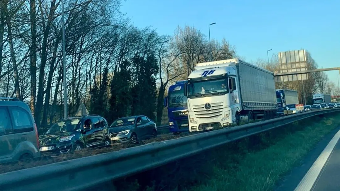 D'importants embouteillages ce mardi matin sur l'A16. 