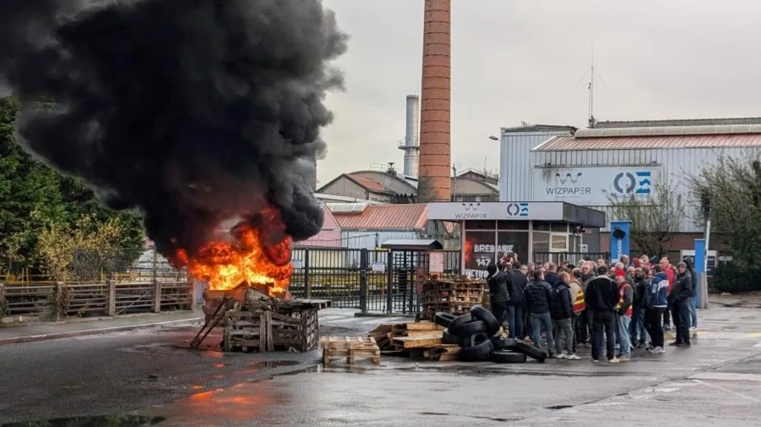 Des dizaines de personnes sont rassemblées devant le site. 