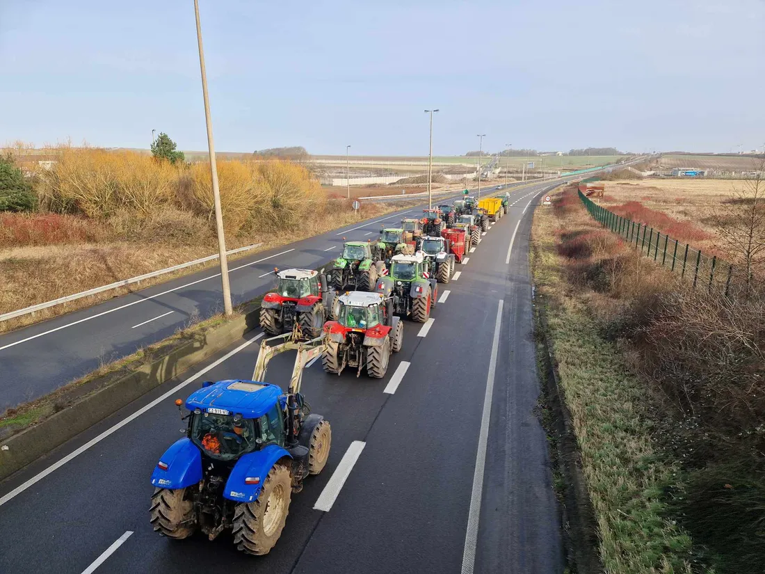 Les agriculteurs du boulonnais et du calaisis bloquent l'A16 à Peuplingues, en direction de Calais.