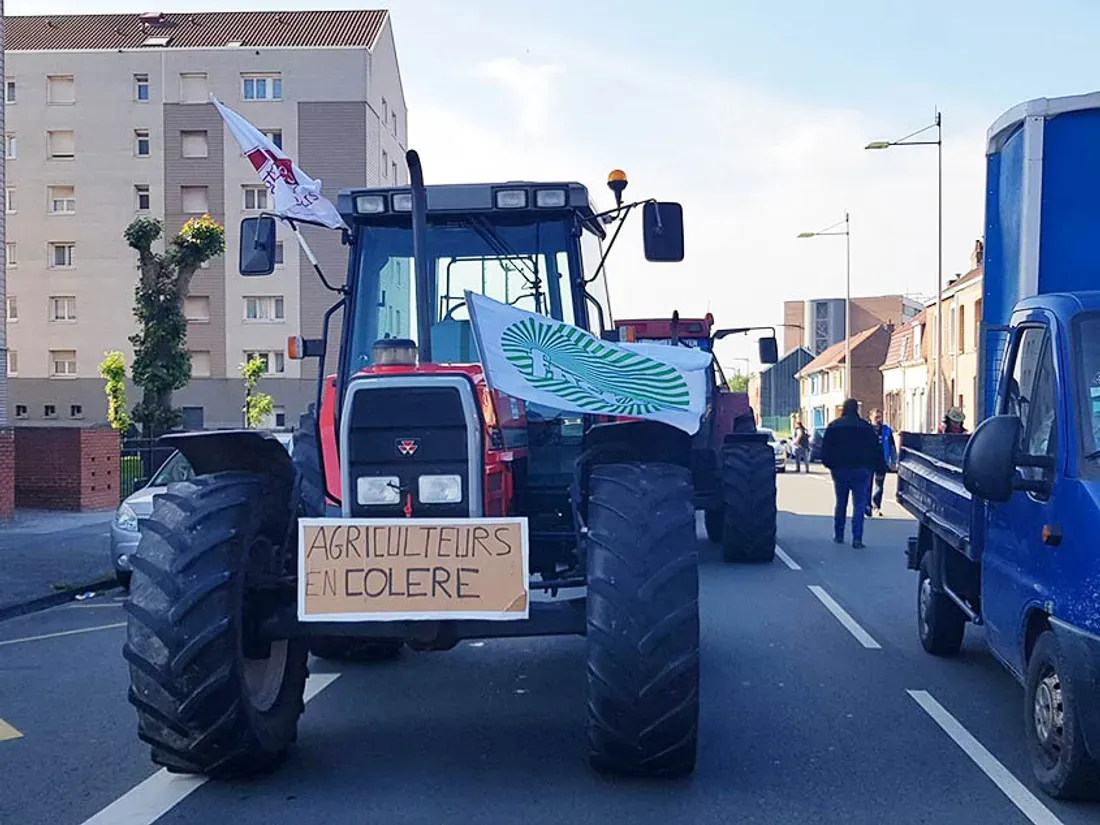 Les agriculteurs sont toujours présents sur l'A25 ce samedi. 