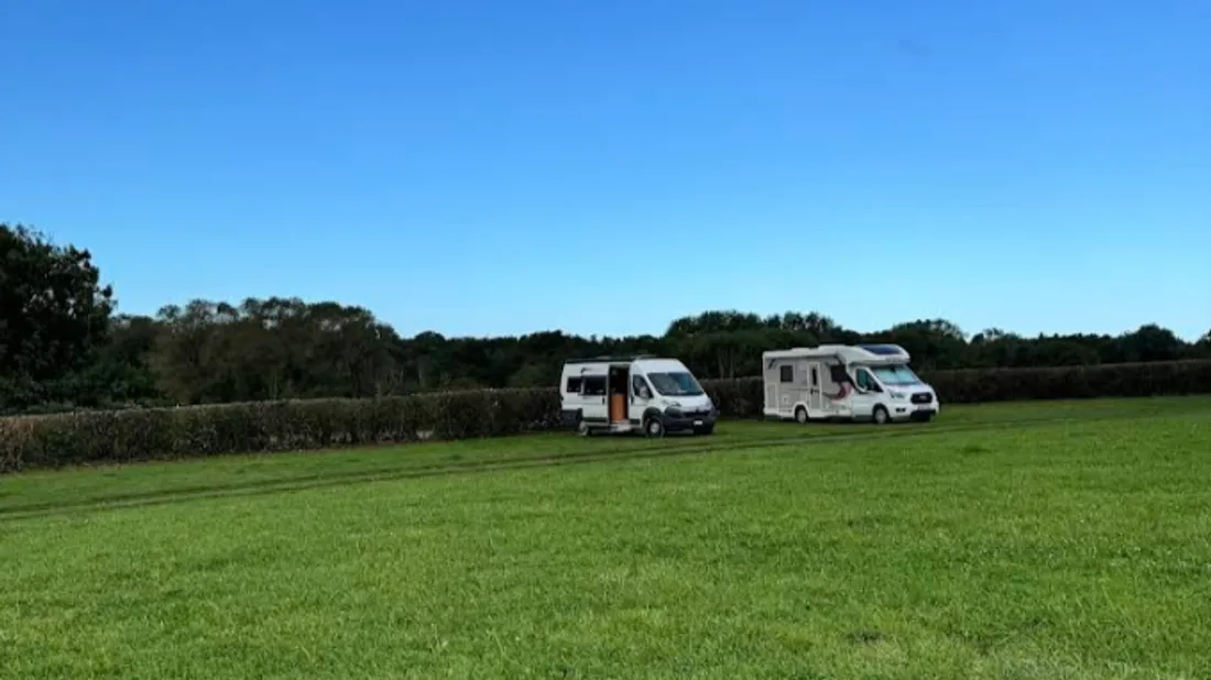Le camping car a pris feu sur cette aire de repos leur étant destinée. 