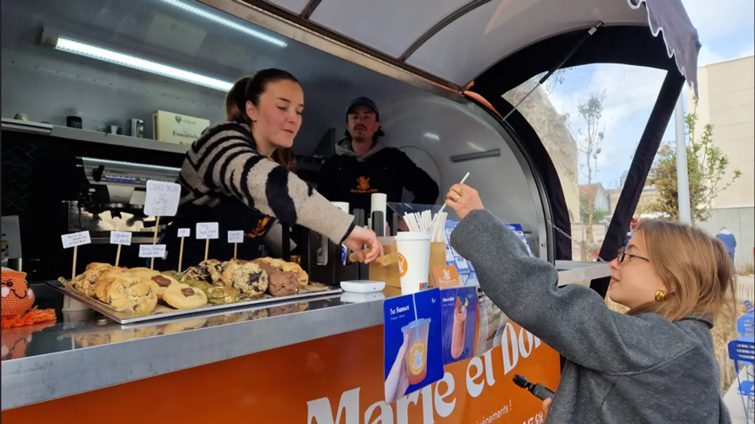 Marie et Valentin dans leur coffee shop mobile sur le marché de Wimereux.