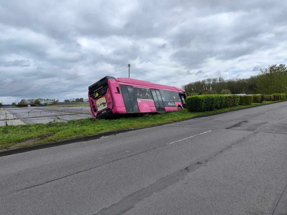 Un Dk'bus quitte la route à Rosendaël