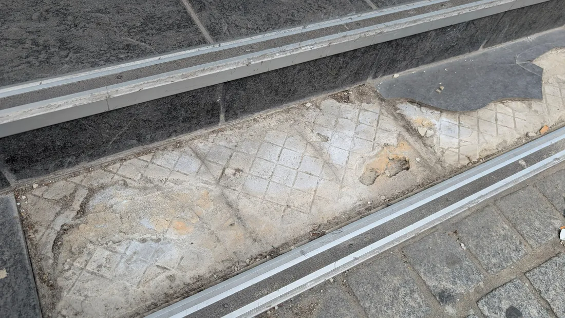 Plusieurs carreaux ont été détruits sur la marche. 