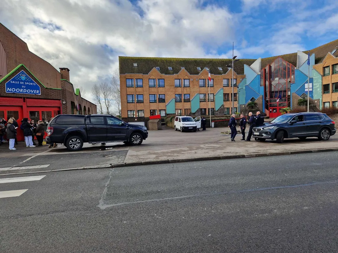 La police est sur place au lycée du Noordover suite à une menace d'attentat.