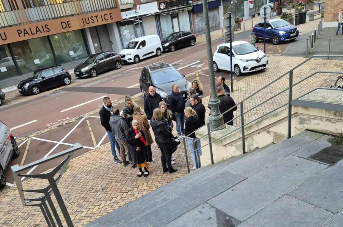 Un comité de soutien à la famille Vermeersch est présent à l'audience