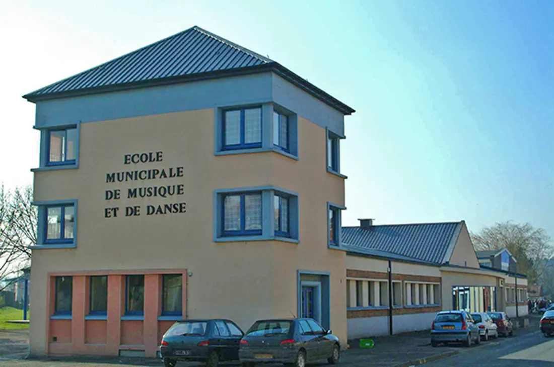 Les inondations ont endommagé le bâtiment. 
