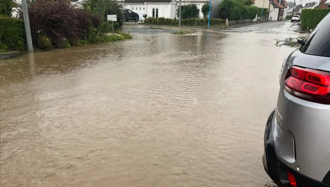 Plusieurs rues sont inondées. 