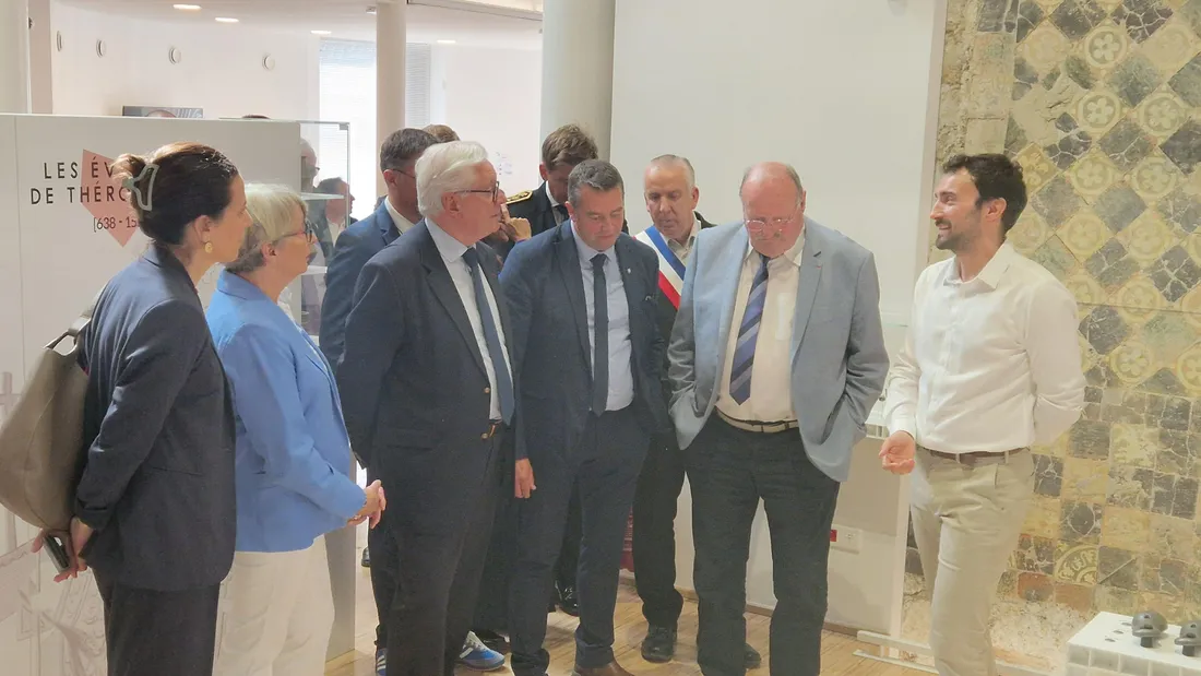 Le ministre, le préfet, la sous-préfète et les élus ont visité le musée. 