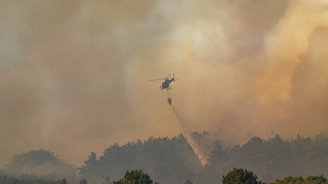 Hélicoptère bombardier d'eau 