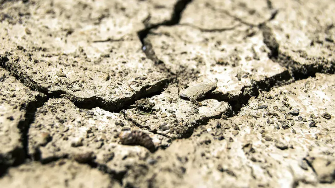 Les terrains ont gonflé avec l'humidité et se sont rétractés avec la sécheresse.