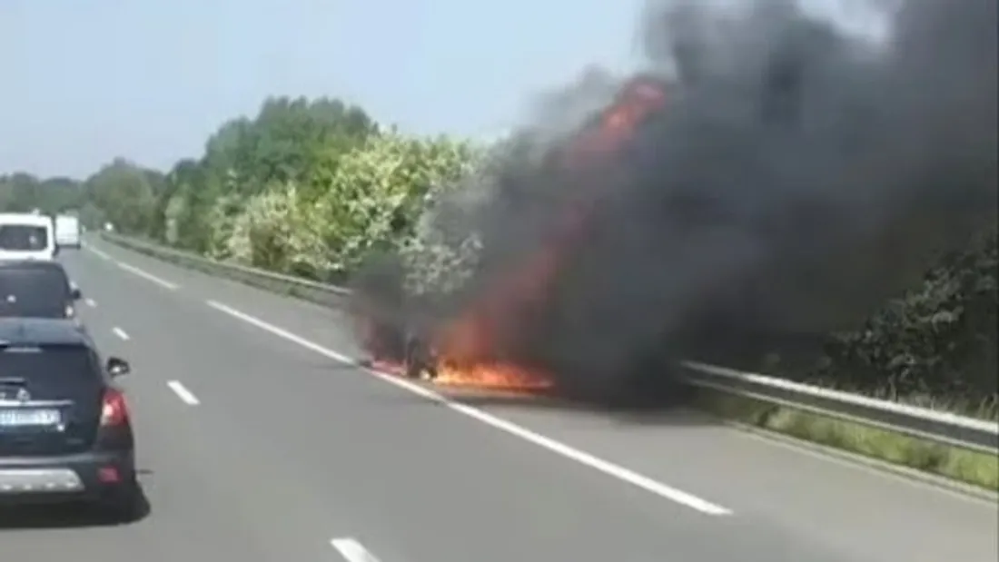 La voiture a pris feu vers 12H45. 