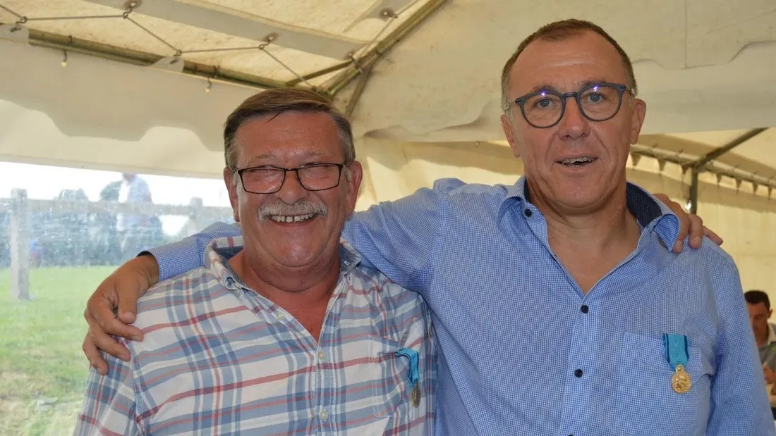 Stéphane Lecointe et Bernard Dubois lors d'une remise de médailles en 2017 pour les 40 ans du club. 