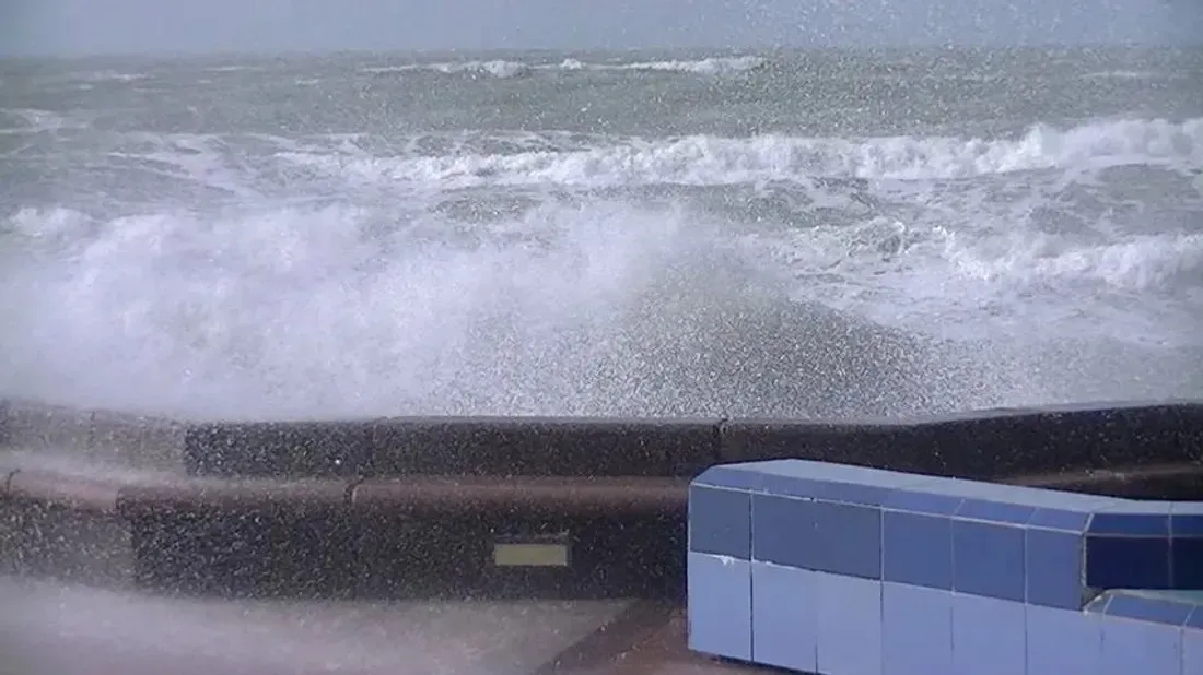 Face aux conditions météo, il est déconseillé de se déplacer à proximité de la mer.