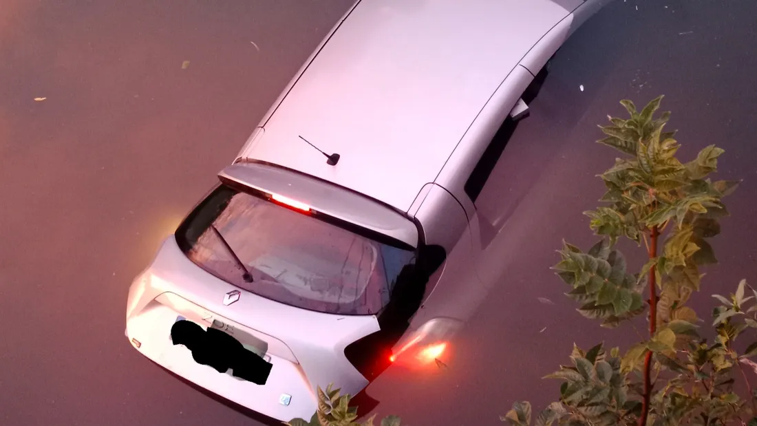 voiture qui coule dans le canal de bergues
