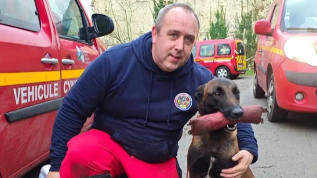 Les pompiers et le chien ont pris la pose pour fêter la bonne nouvelle.