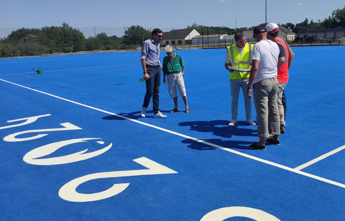 Le revêtement synthétique venant des JO de PARIS 2024 a été installé.