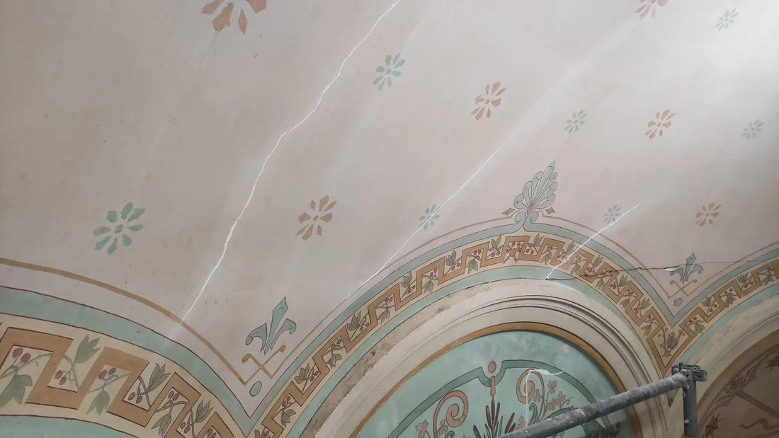 Les fissures de la chapelle nord en cours de restauration.