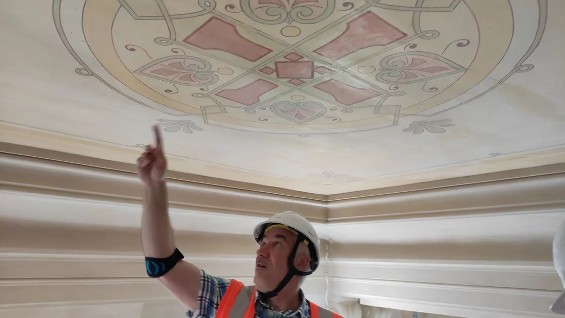 Les fissures des plafonds, invisibles à l'oeil d'en bas, ont été recouvertes.