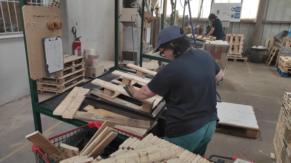 Le reconditionnement de palettes fait partie des activités du Chantier.
