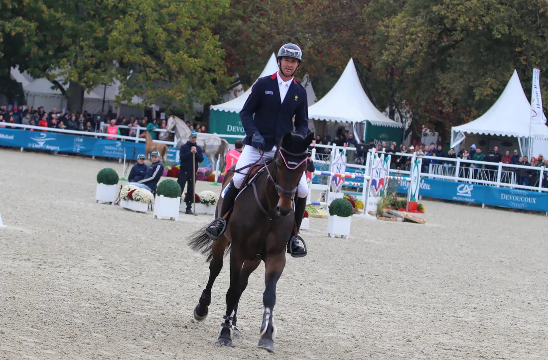 Thomas Carlile a été éjecté du podium après avoir touché une barre.