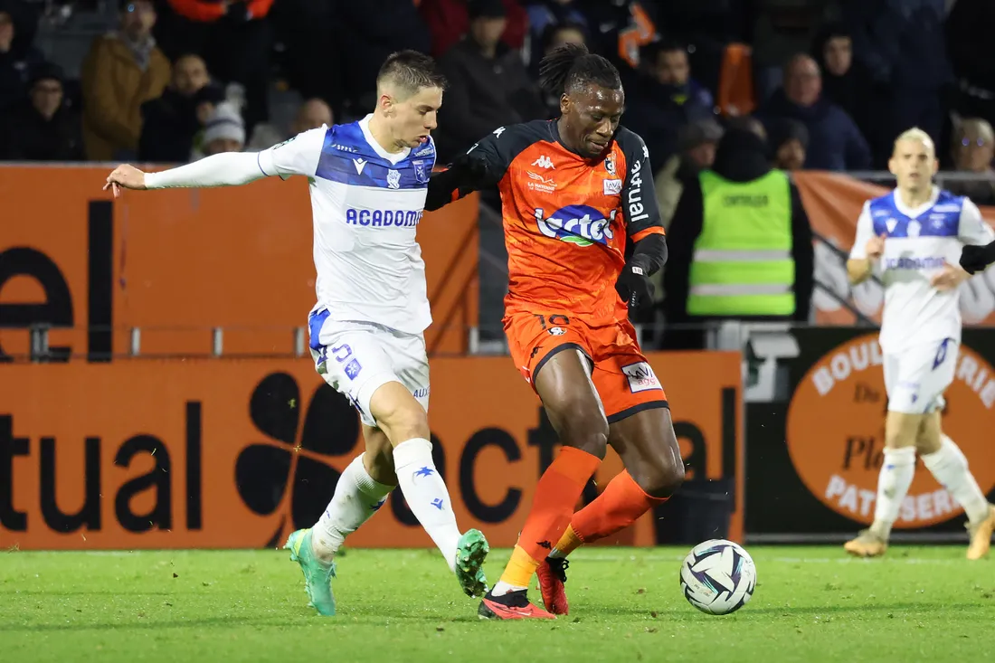 Théo Pellenard, ici au duel avec Malik Tchokounté, la saison dernière à Le Basser.
