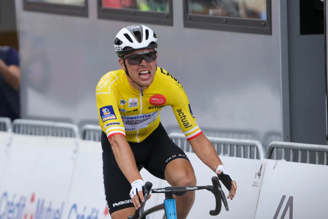 Le désarroi de Benoît Cosnefroy qui a perdu le maillot jaune à Villaines-la-Juhel.