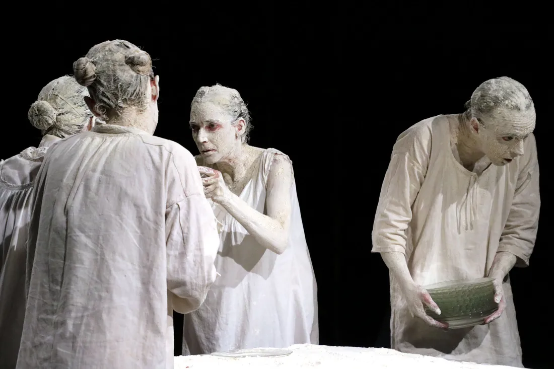 Pièce de théâtre Blanche par la compagnie Hecho en casa