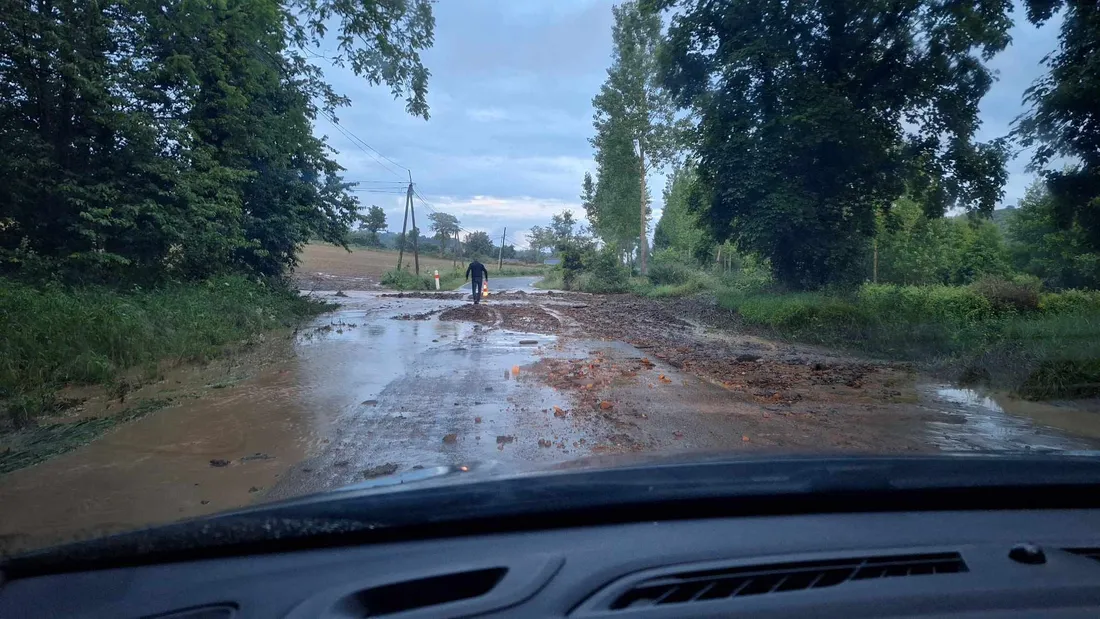 La route de Saint-Jean-sur-Mayenne à Montflours était barrée.