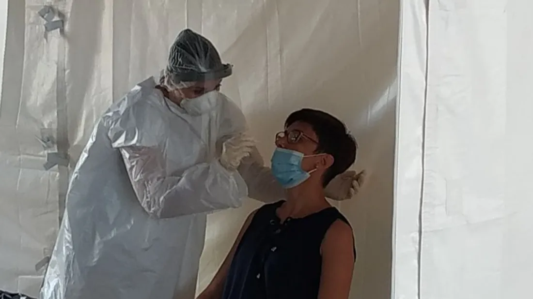 Une femme se fait tester pour la Covid-19 en août 2020 à Château-Gontier sur Mayenne.