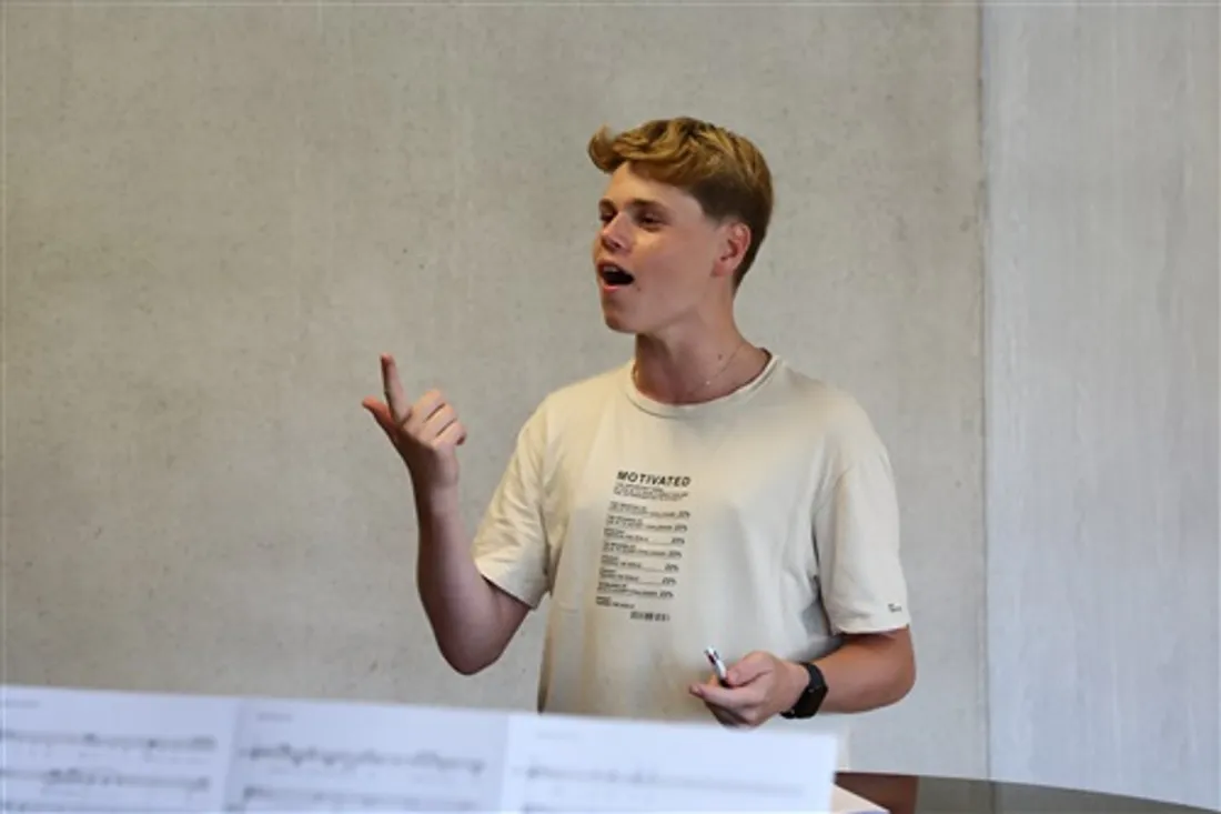 Timéo Béasse double Mufasa dans Le Roie Lion.