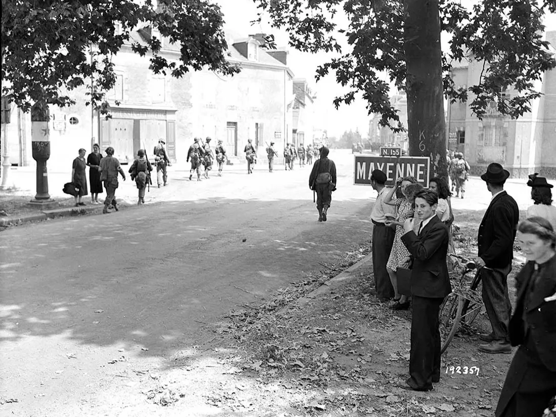 Des soldats américains dans la ville de Mayenne.