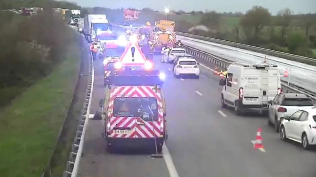 Accident A87 Chemillé Angers La Roche-sur-Yon voiture camion_03 04 25_Autoroute A87 compte X