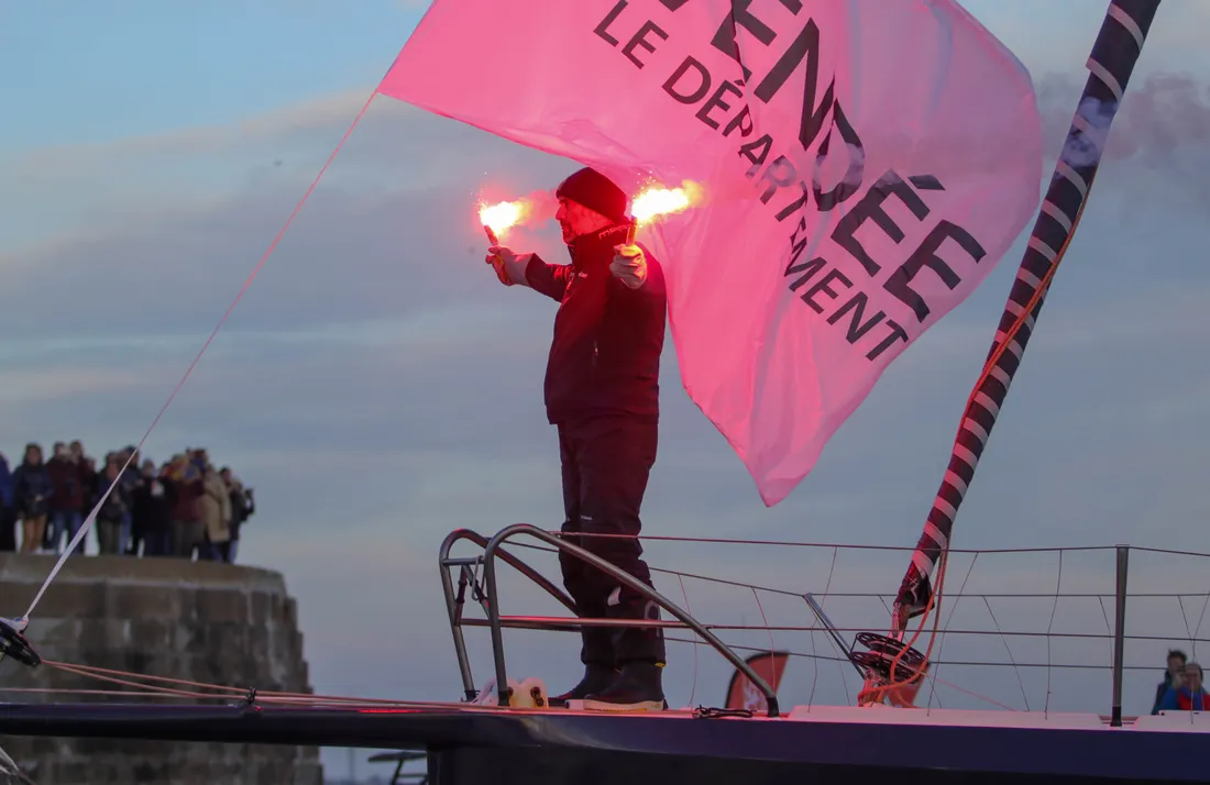 Fabrice Amedeo a son entrée dans le chenal des Sables d'Olonne.