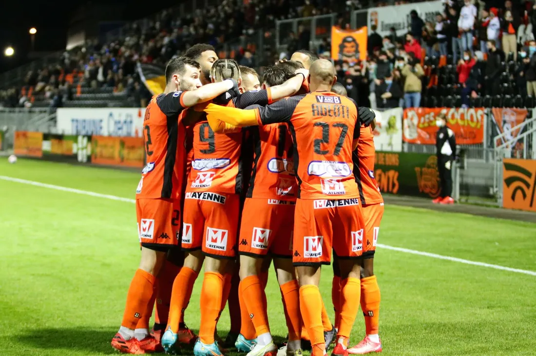 Le Stade lavallois a dévoilé un nouveau maillot pour son anniversaire.