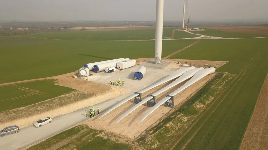 Des pâles d'éoliennes arrivent sur le site de la Grande Lande.