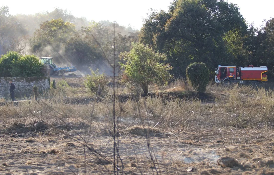 Toute la nuit, les pompiers vont tremper le sol.