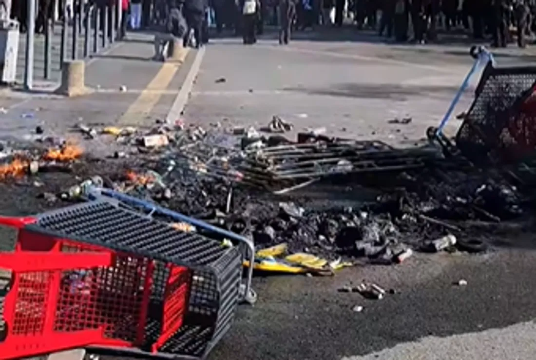 Des objets ont été brûlés sur la route.