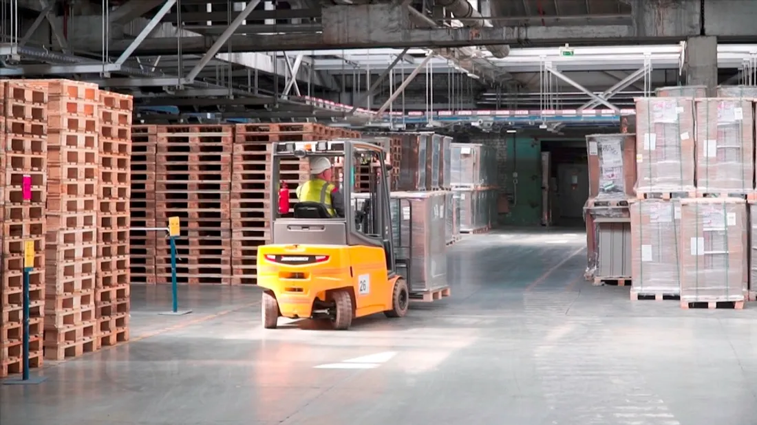 Chariot elevateur entrepot travail ouvrier_08 11 23_BlackWhaleMedia - Envato Elements