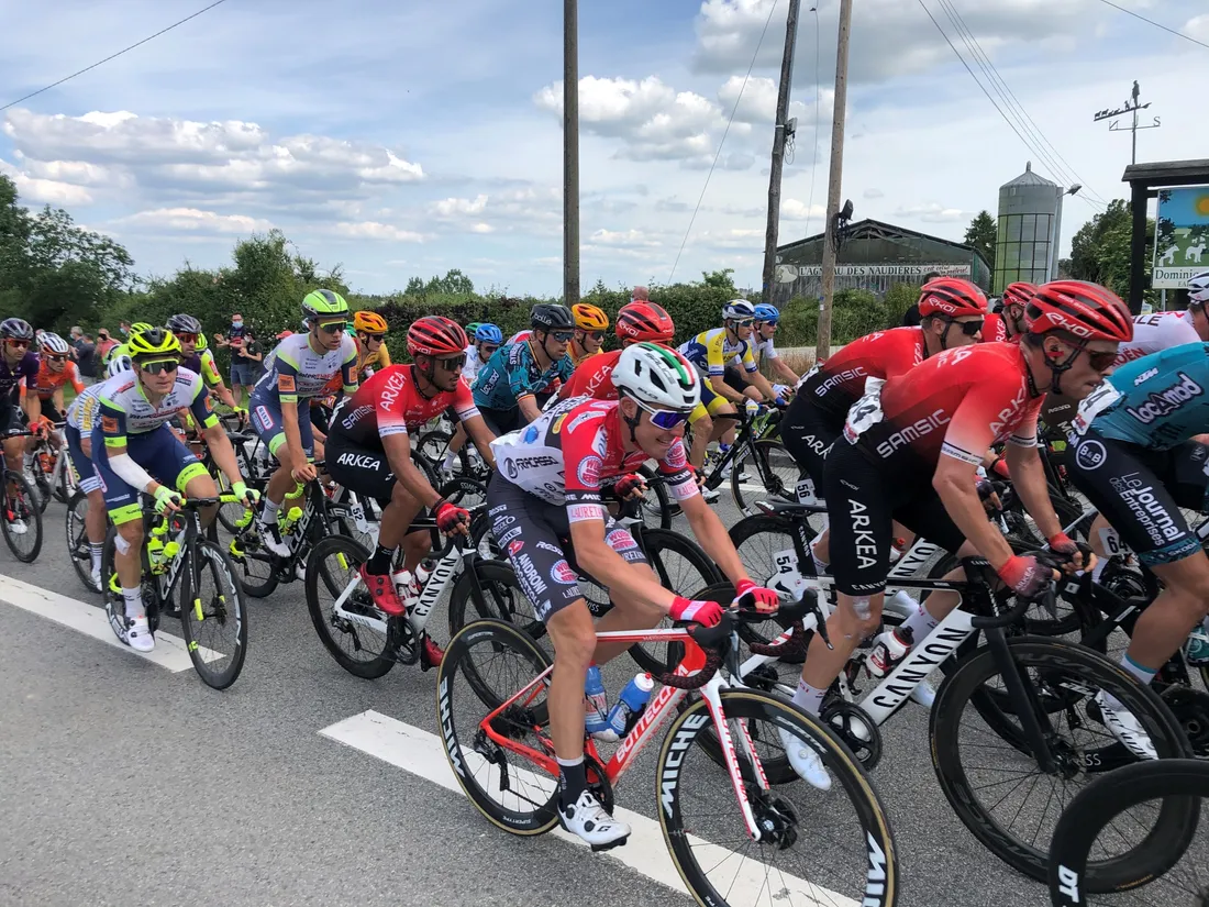 Le peloton des Boucles de la Mayenne en 2021.