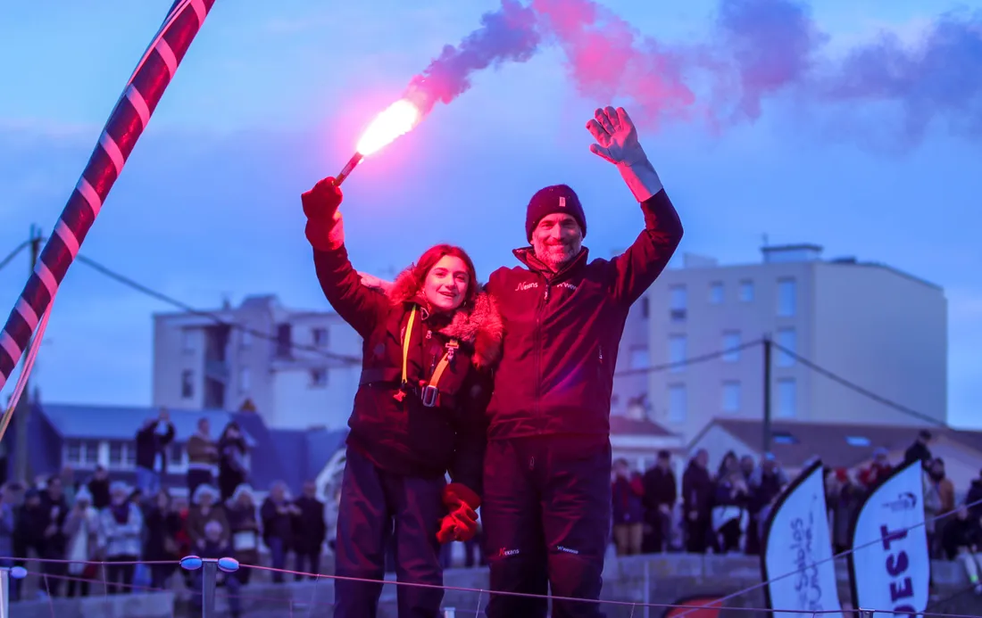 Fabrice Amedeo, accompagné de sa fille, à son arrivée au Sables-d'Olonne.