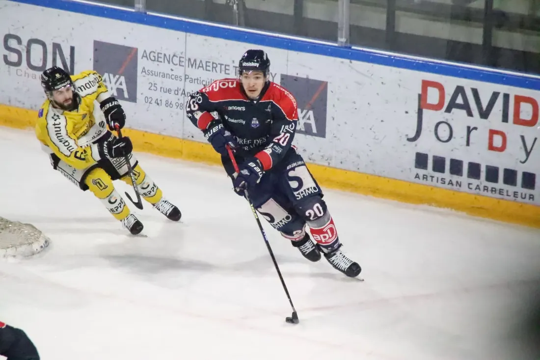 Kévin Dusseau en possession du palet, chassé par Vincent Nesa