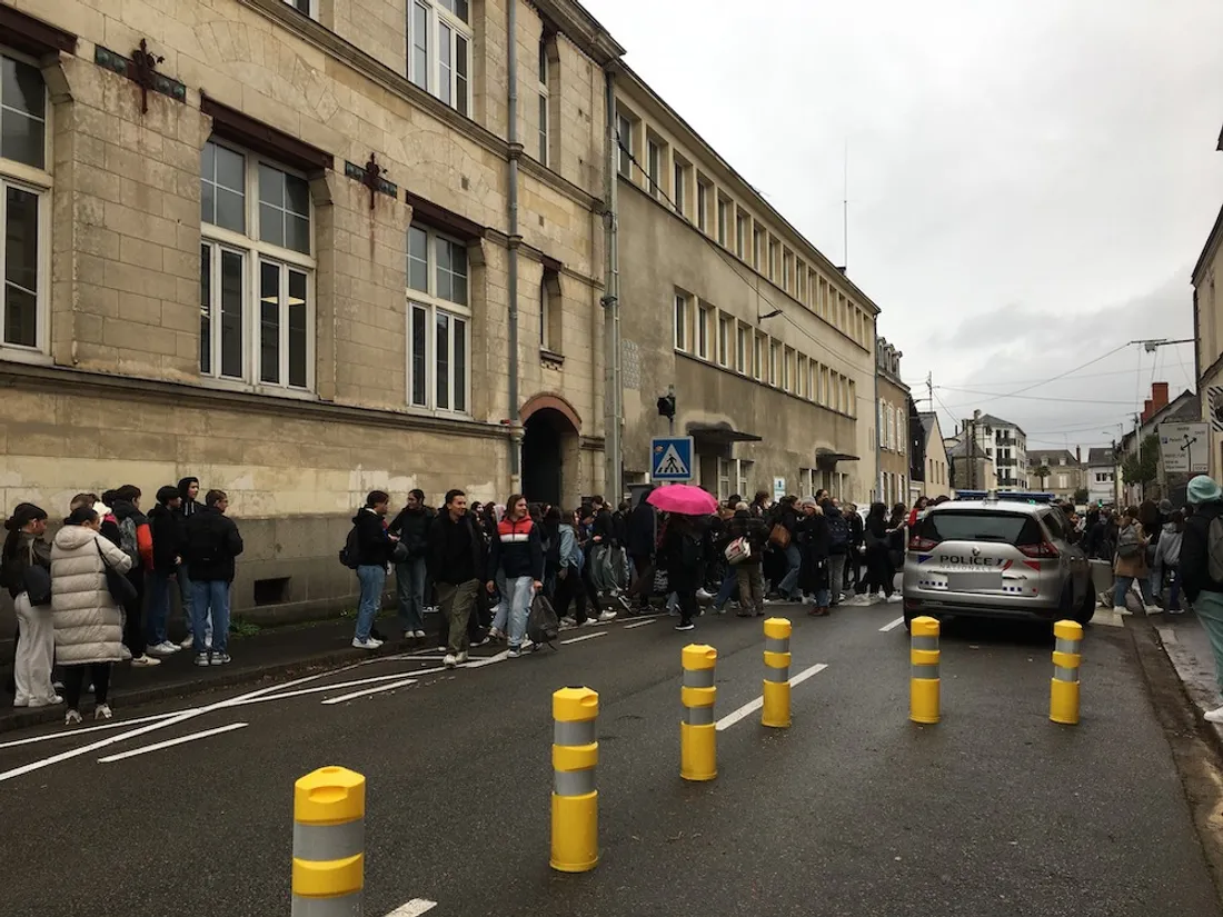 Elèves devant Douanier Rousseau fausse alerte à la bombe_08 11 23_Marie Chevillard