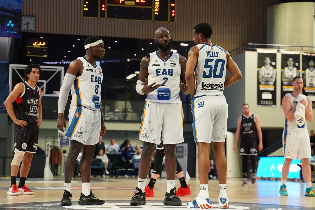 Louis Rucklin, Jonathan Augustin-Fairell et Rajon Kelly ont mené l'EAB à la victoire 