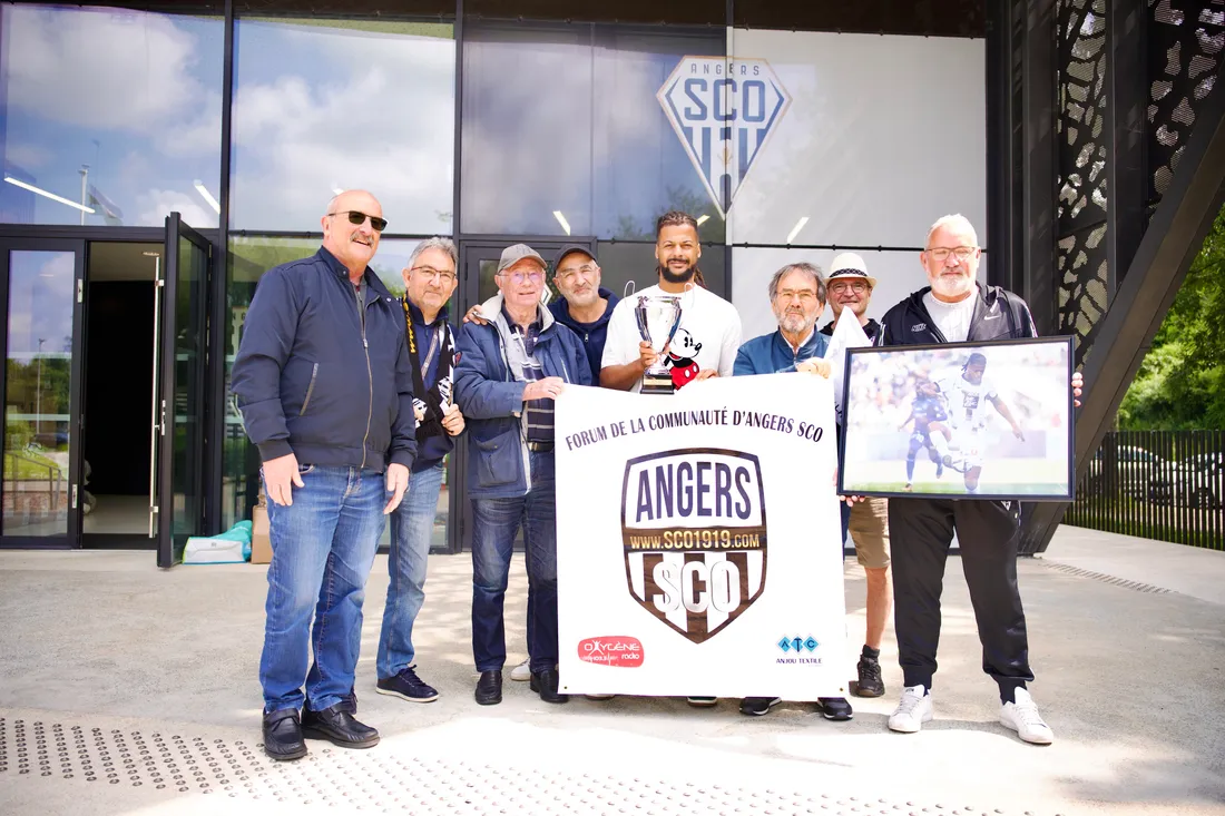 Loïs Diony s'est prêté au jeu en posant avec le trophée