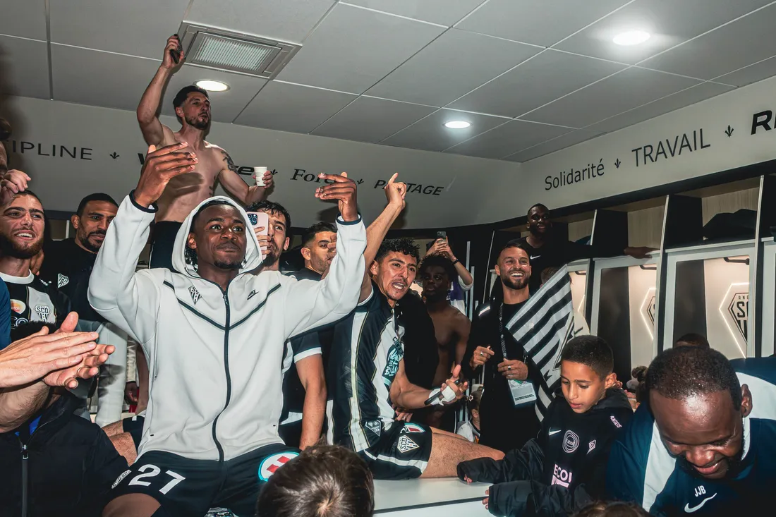 La joie des joueurs d'Angers Sco dans le vestiaire.