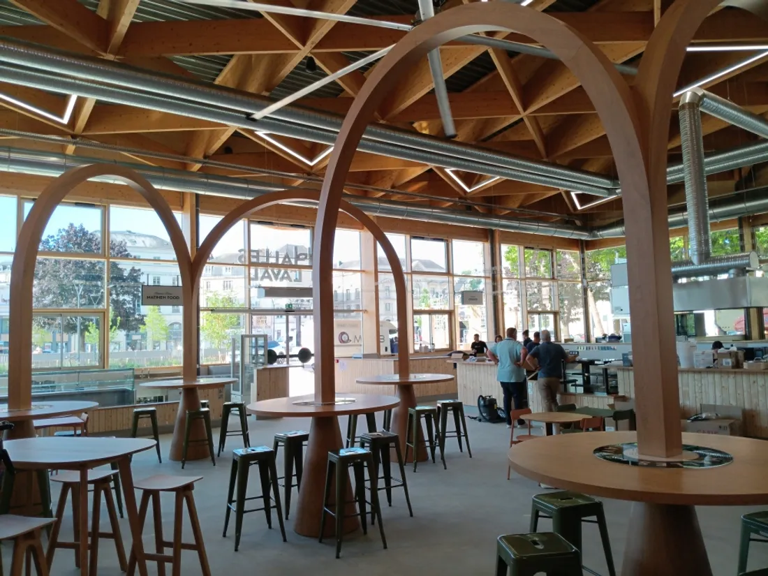 Halles de Laval intérieur tabourets_19 06 25_Marie Chevillard