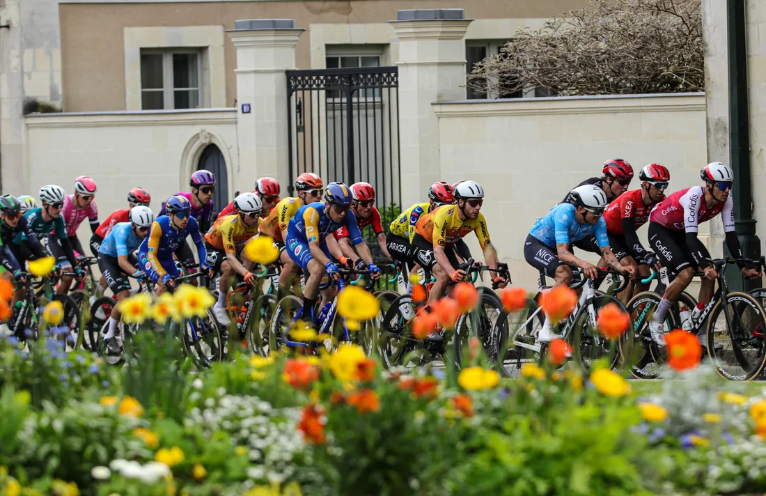 Le peloton dans les rues de Château-Gontier.