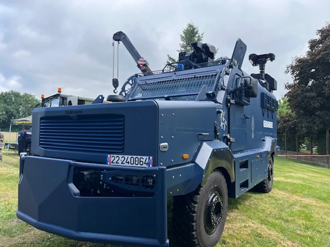 L'avant du Centaure. Sa lame permet de dégager des axes routiers d'éventuels obstacles.