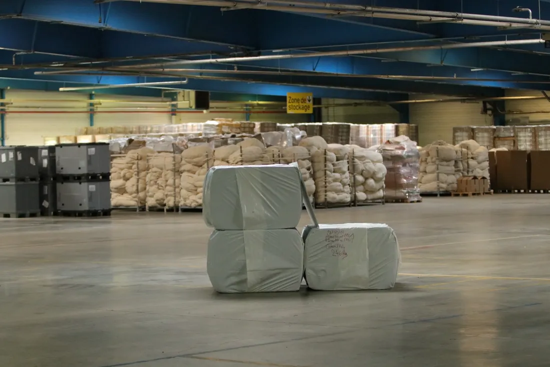 L'entreprise Renaissance Textile reçoit des vêtements blancs pour les découper en fibre.